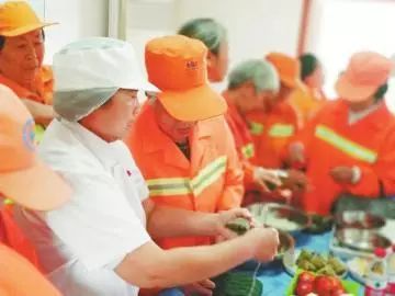 五月泉城暖心事 一只箱包傳真情